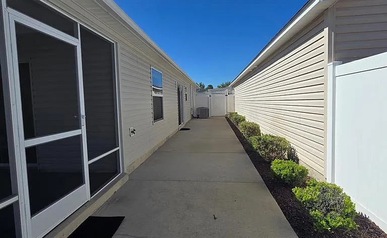 2577 Lindewood St — Photo 2