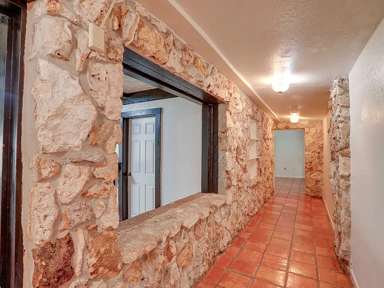 2960 Leslie Dr — Photo 4