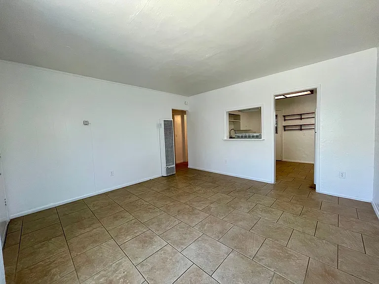 Beautiful 2 bedroom 1 bathroom with a private yard in the heart of El Cajon — Photo 6