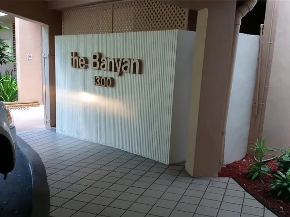 1300 Saint Charles Pl APT 311, Hollywood, FL 33026