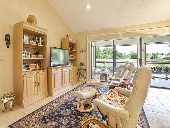 03_living-room_33 Edinburgh Drive