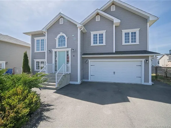 6 Burnett St, Oromocto, NB E2V 0J4