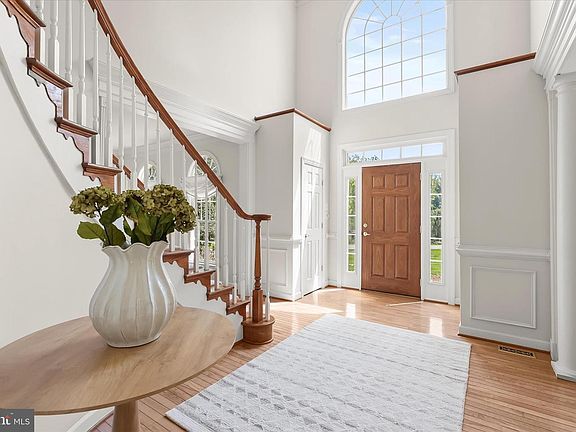3rd image of 114 Sagewood Ct