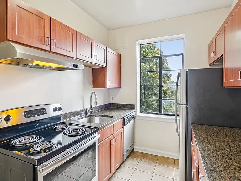 Cameron Court Apartments — Photo 82