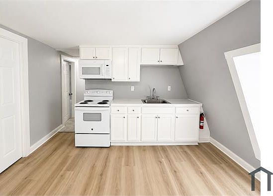 2nd image of 25 Clinton St APT 3