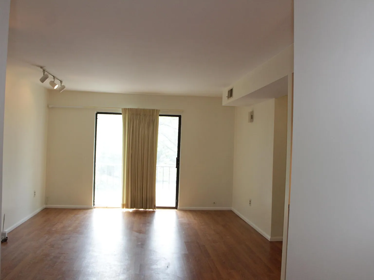 2 bed, 889 sqft, $1,900 — Photo 2