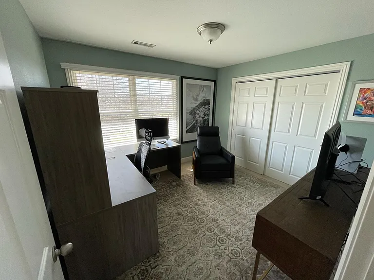 1521 NE Dysart Woods Ln — Photo 13