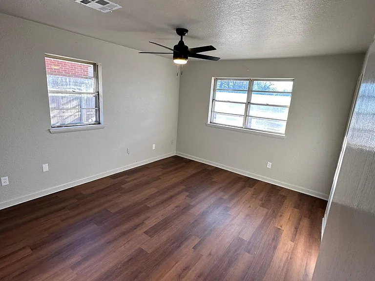 1421 SW 52nd St — Photo 5