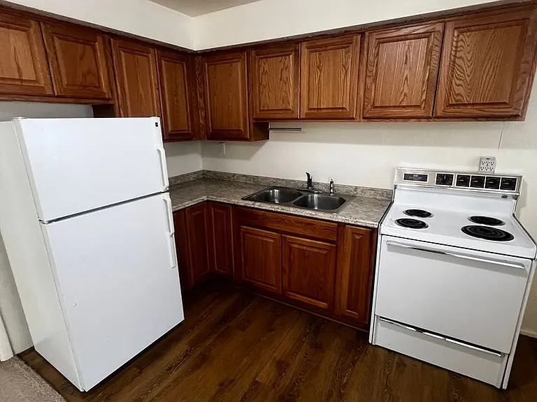 421 E Dunn St — Photo 2