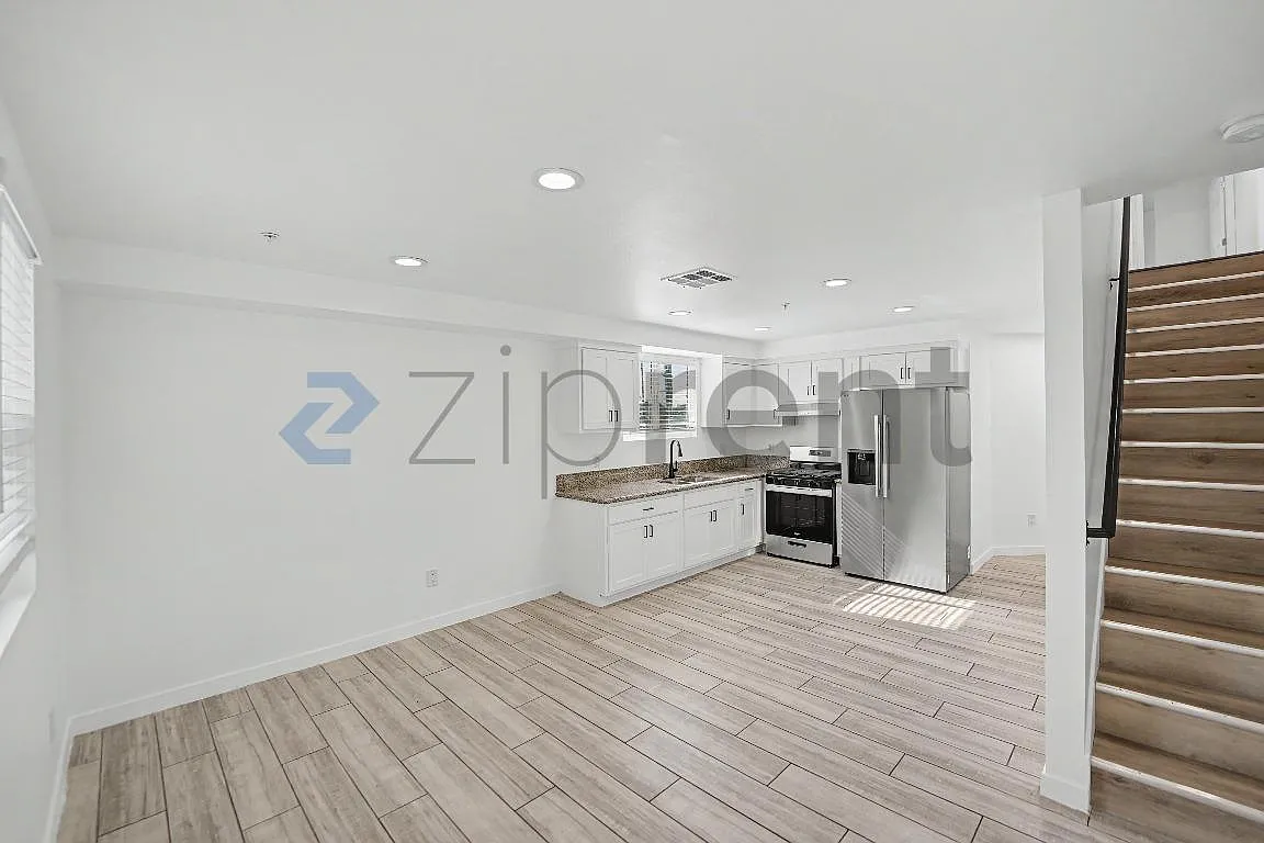 5 bed, 2400 sqft, $4,400 — Photo 3