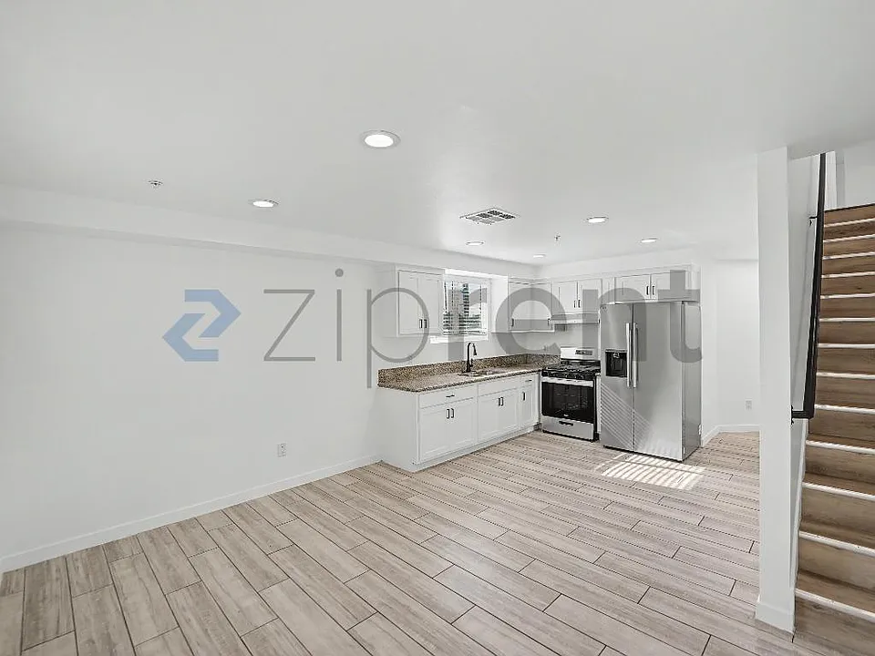 828 1/4 W 80th St