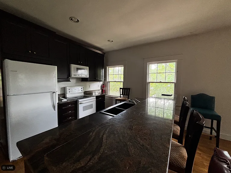 718 E 8th St — Photo 5