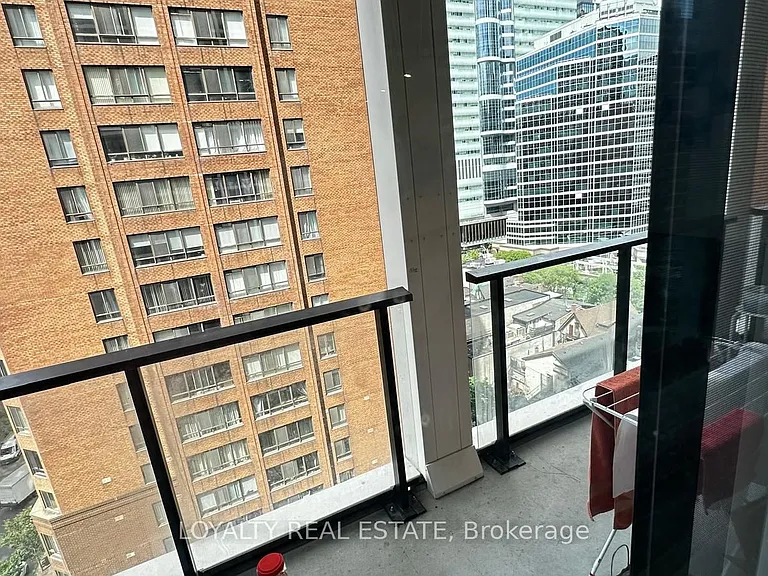 20 Edward St S #912 — Photo 5