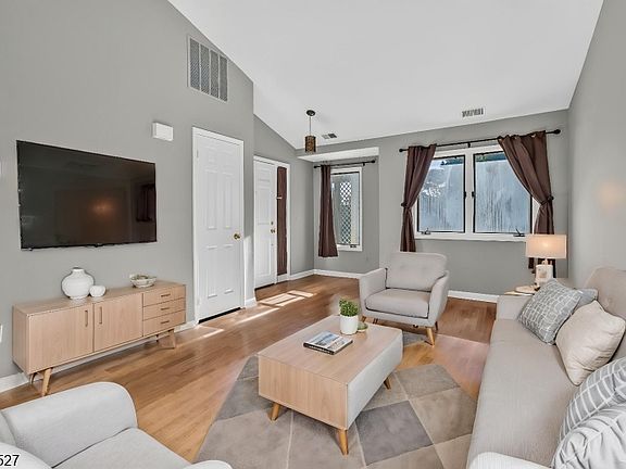 3rd image of 8 Augusta Dr