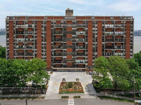 4 Horizon Rd APT 1210, Fort Lee, NJ 07024