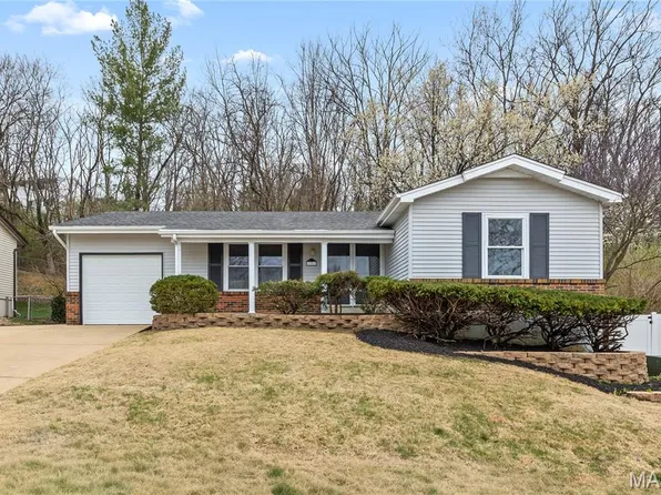 1251 Green Knoll Dr, Fenton, MO 63026