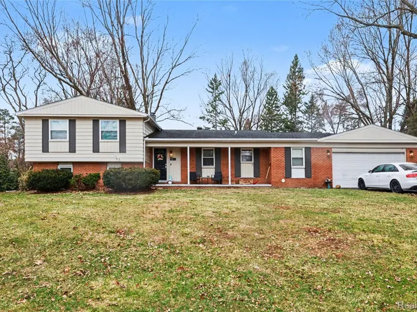 1141 Winchcombe Dr, Bloomfield Hills, MI 48304