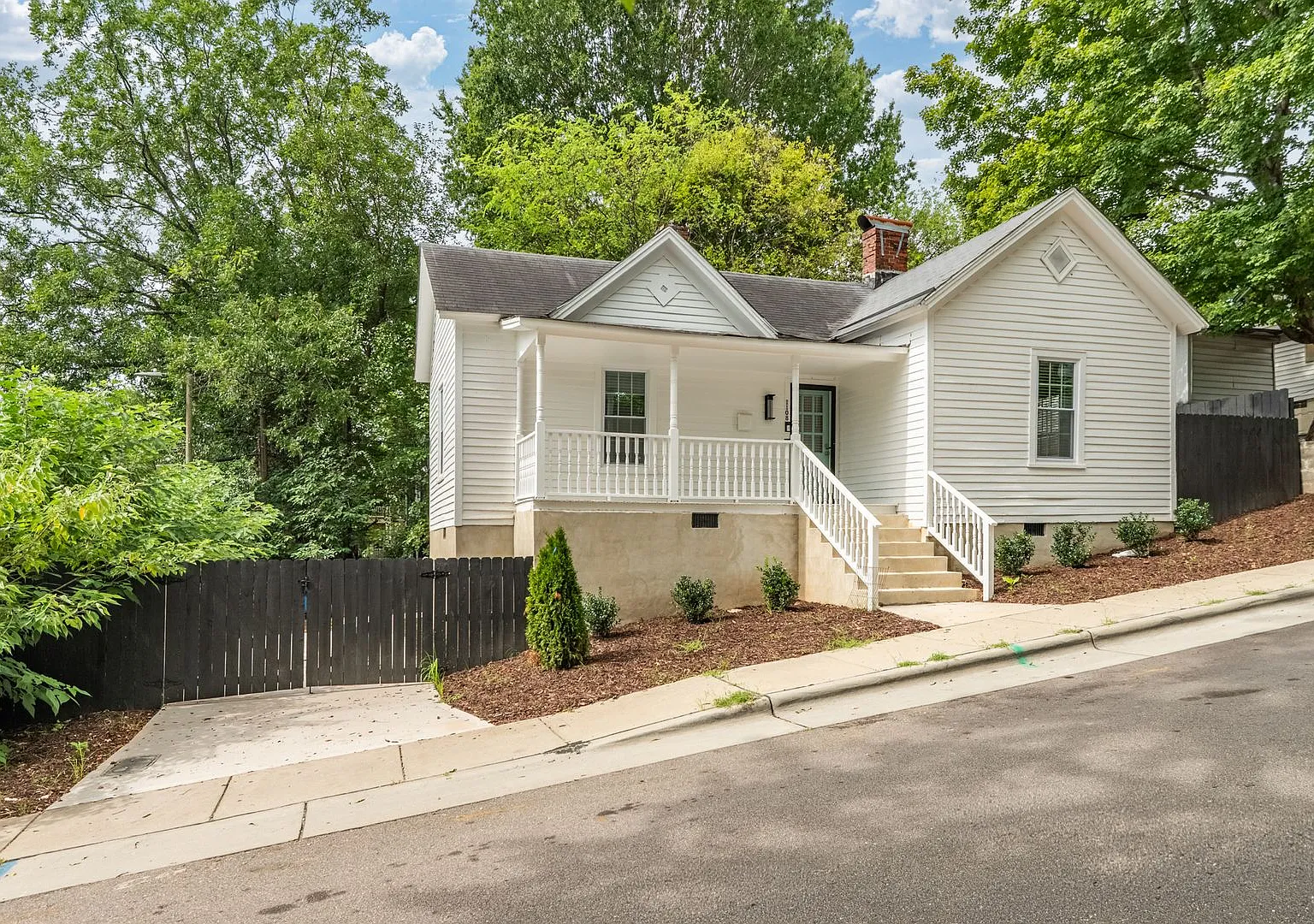 Charming 2-bedroom, 1-bathroom home near downtown Durham — Photo 2