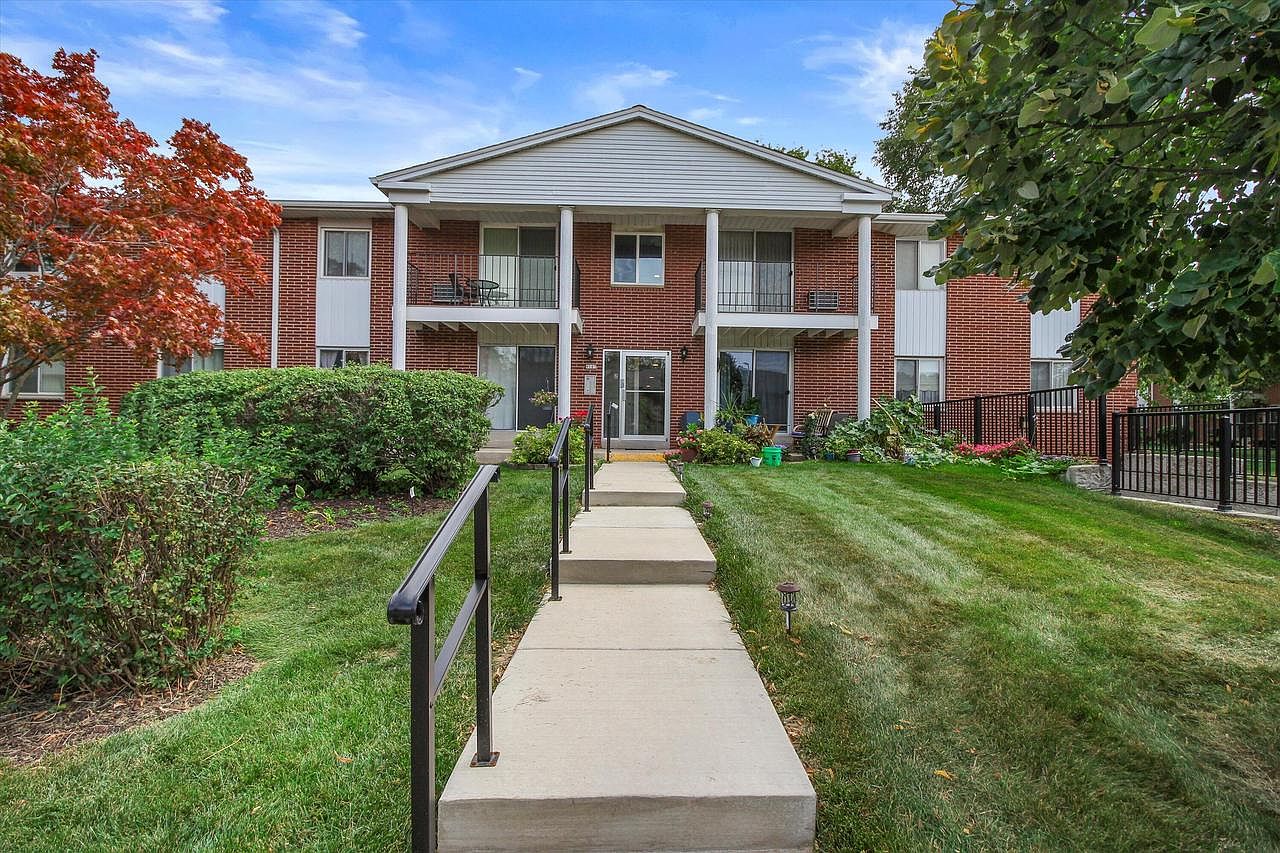 6167 West Howard AVENUE UNIT 13, Greenfield, WI 53220 MLS 1849159