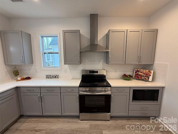 5th image of 560 Geneva Cir