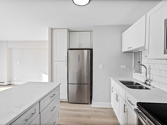 3rd image of 6166 N Sheridan Rd APT 8H