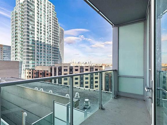 Balcony ( view of skyline and empire state)