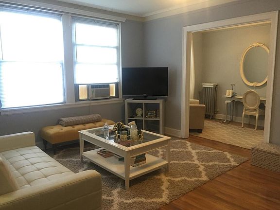 4th image of 525 W Arlington Pl #440