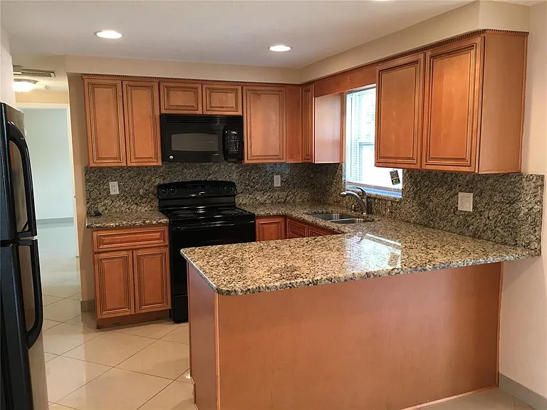 1050 Clairborne St — Photo 2