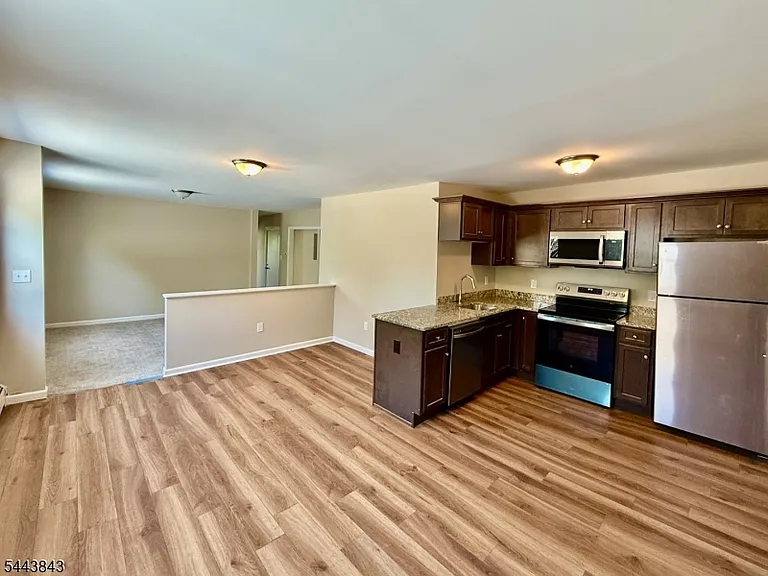 175 E Main St — Photo 4