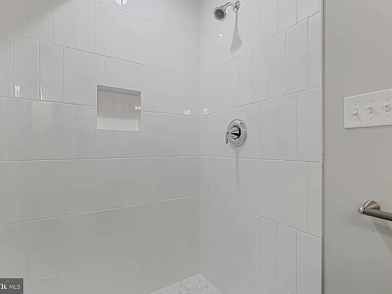 42 E Heath St — Photo 31