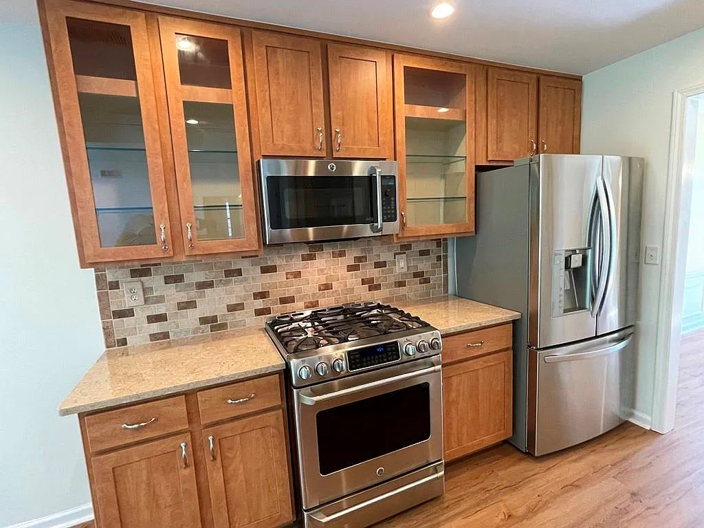 4 bed, 2.5 bath, 2099 sqft, $2,900 — Photo 2