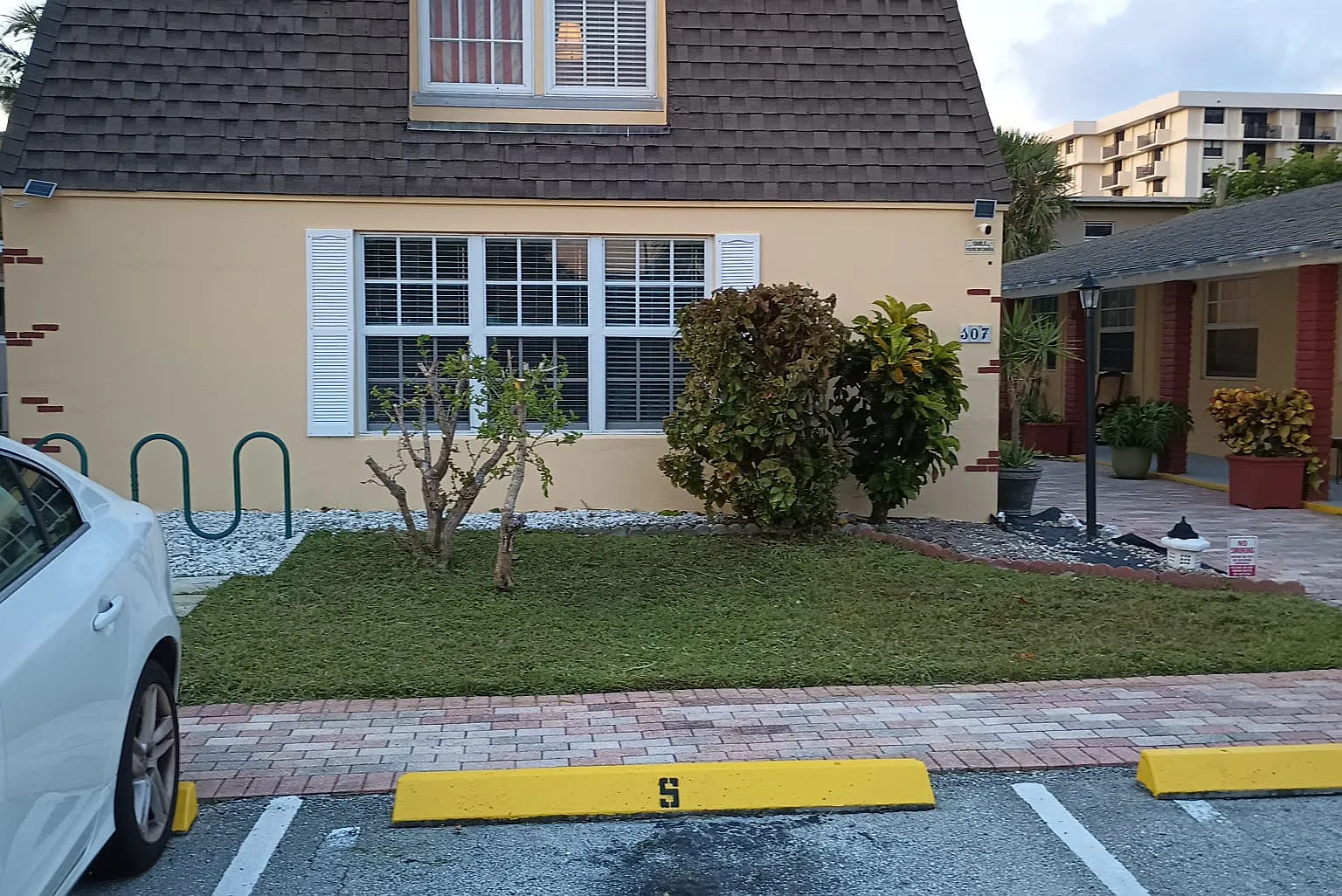 107 Edwards Ln — Photo 3
