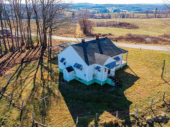 4th image of 1040 Barrett Road