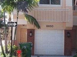 6652 Town Square Dr, Davie, FL 33314