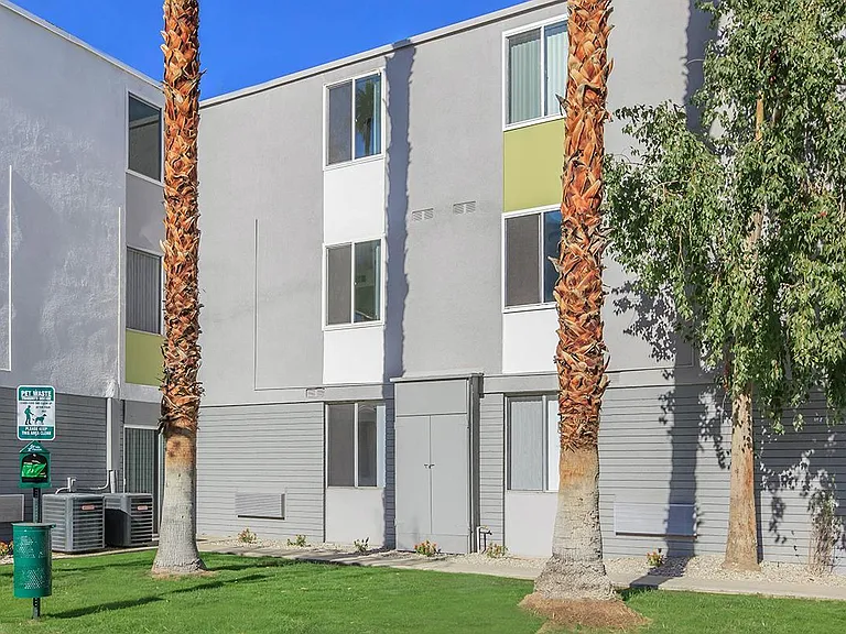 Latitude 33 — Photo 12