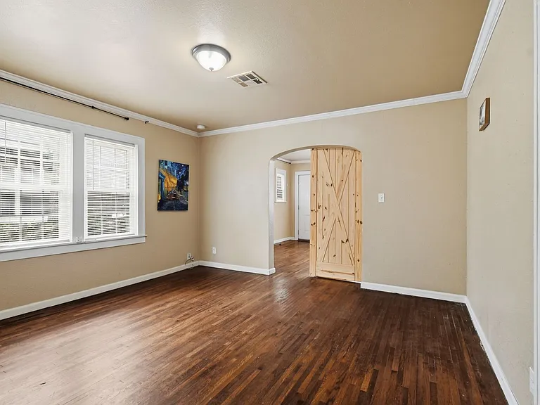 E 8th St Duplex — Photo 32
