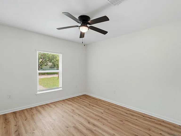 913 Meadowlane St — Photo 21