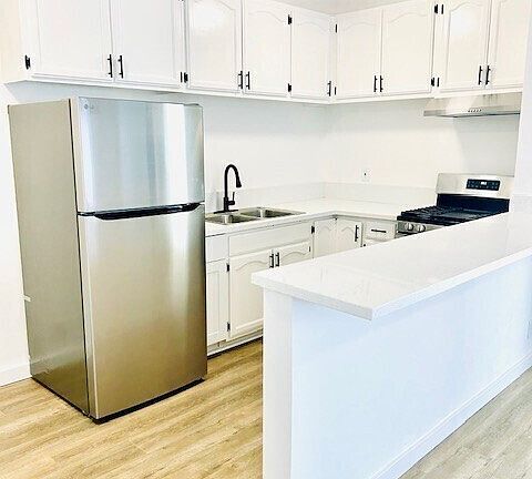 2nd image of 716 W 81st St #9