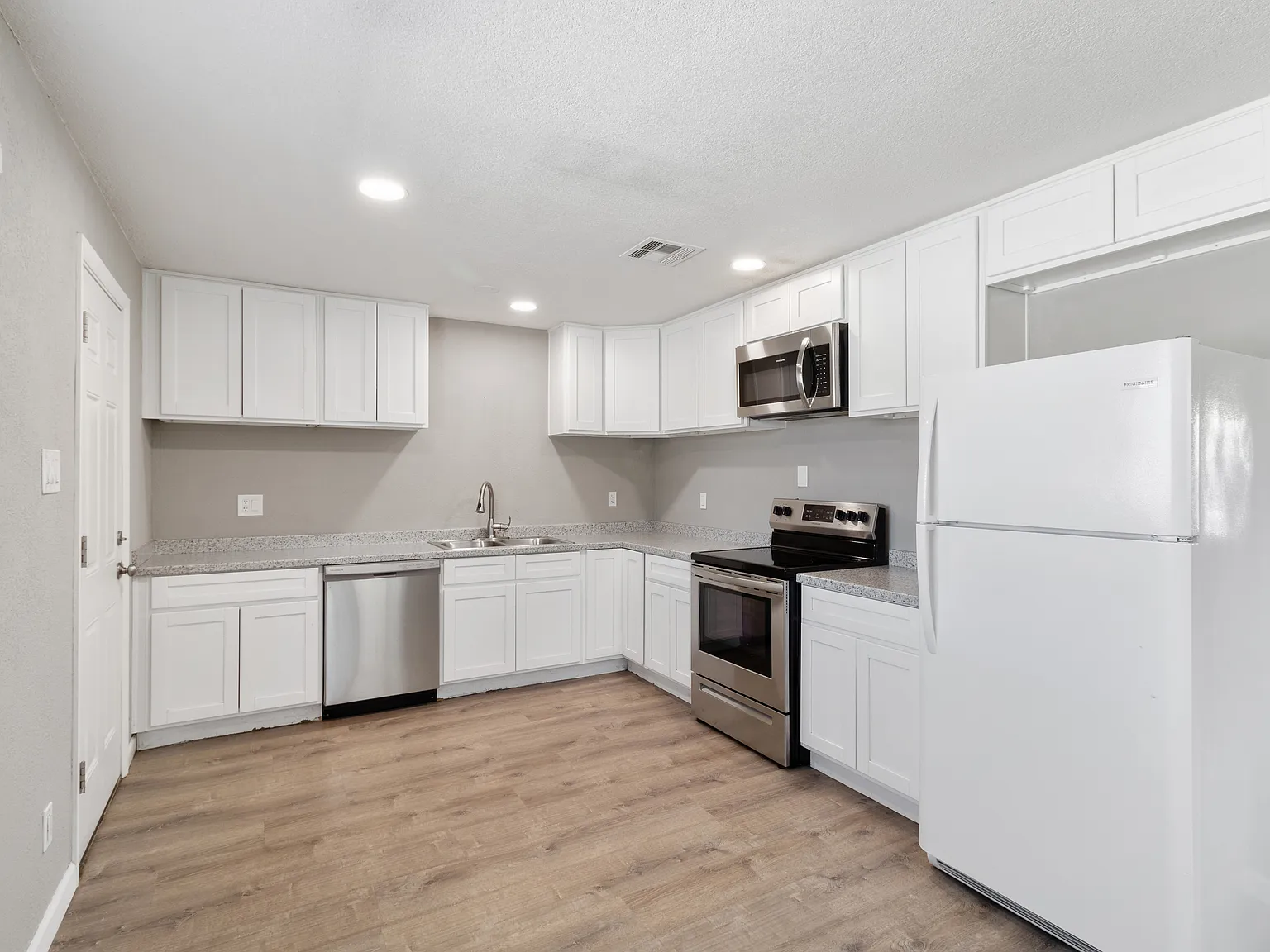 3 bed, 980 sqft, $2,000 — Photo 2