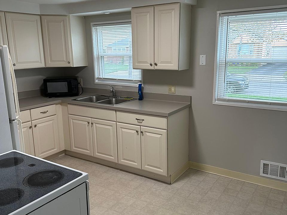 1st image of 424 Springville Ave Floor 1
