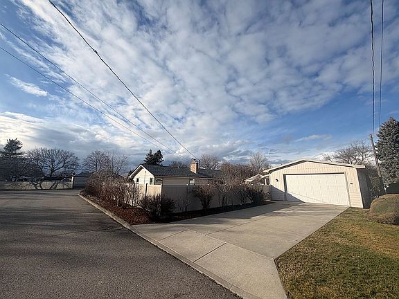 3rd image of 620 N Raymond Rd