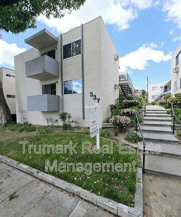 337 E Tujunga Ave #C