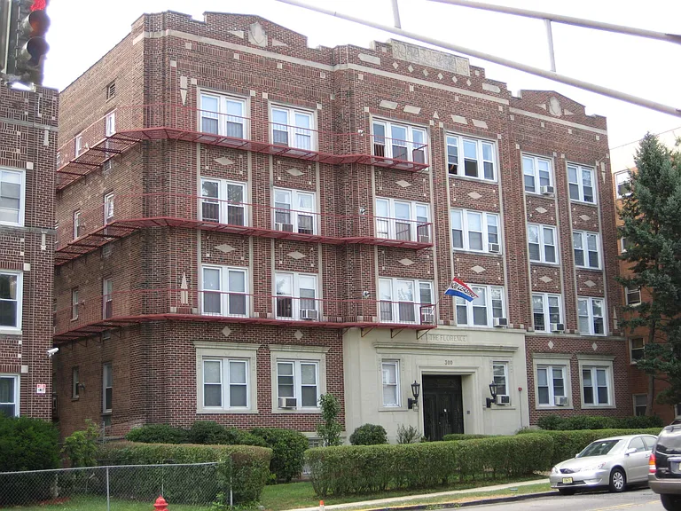 300 Carteret Pl — Photo 1