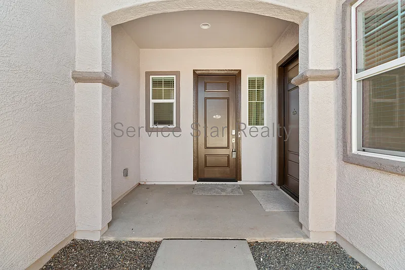 5 bed, 4.0 bath, 3200 sqft, $3,200 — Photo 3