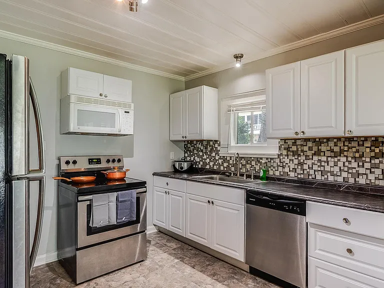 1228 E Henry St — Photo 6