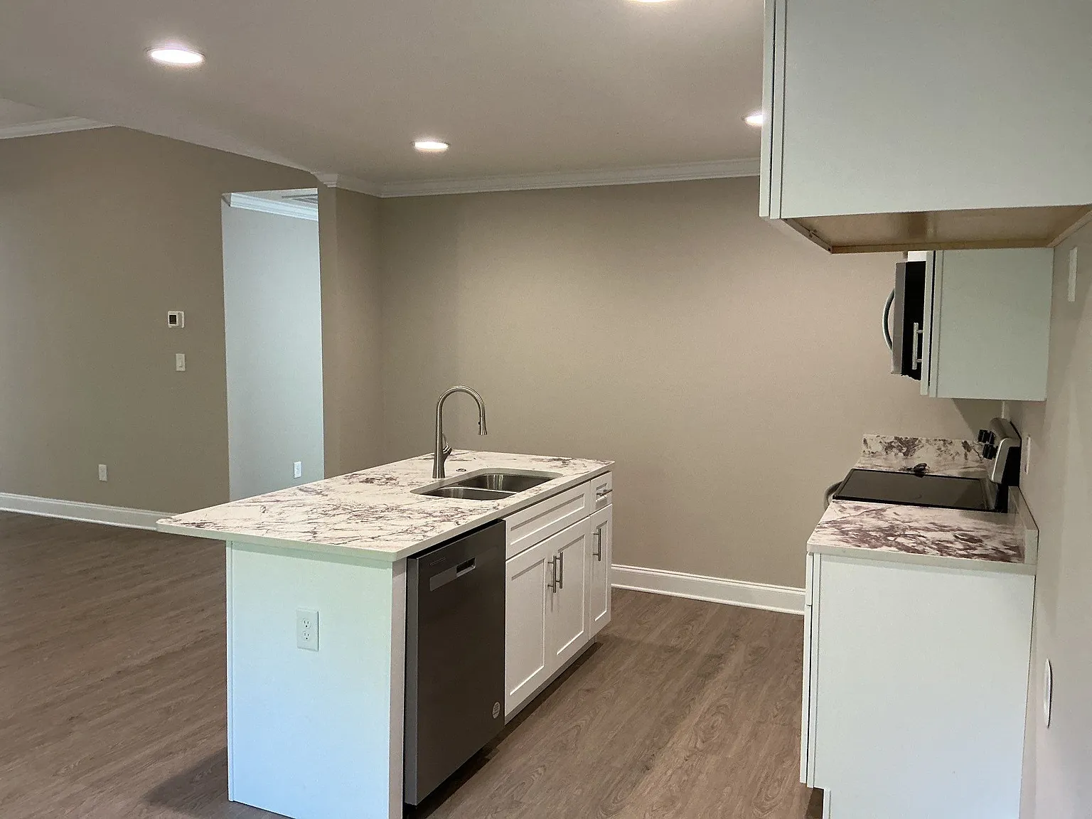 3 bed, 1577 sqft, $2,295 — Photo 4