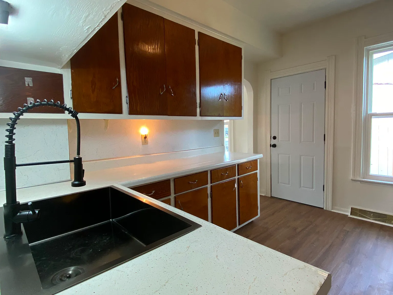 3 bed, 990 sqft, $1,200 — Photo 2