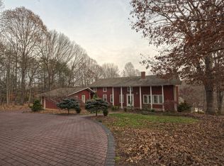 216 Peninsula Dr, Moneta, VA 24121