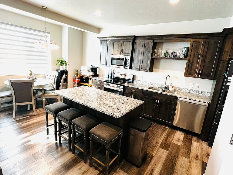 557 S Levi Ln — Photo 2