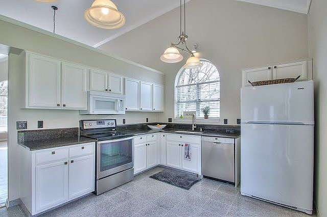 New: stainless microwave ’24